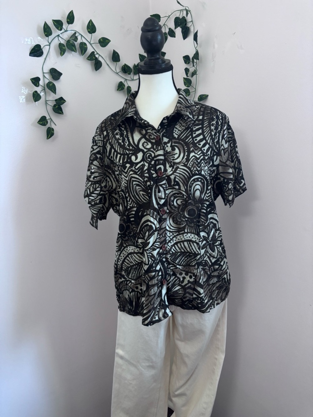Lana Lee Abstract Patterned Short Sleeve Button-Up Shirt in Black and Cream